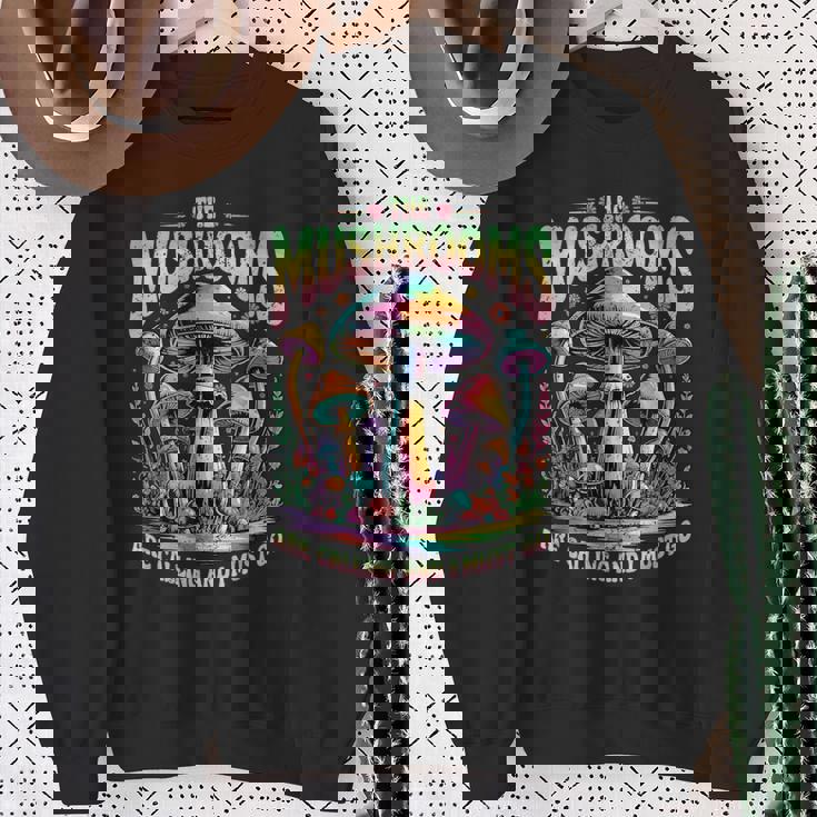 キノコはカラフルなサイケデリックな森の風景を呼んでいます。 スウェットシャツ 年配の女性への贈り物