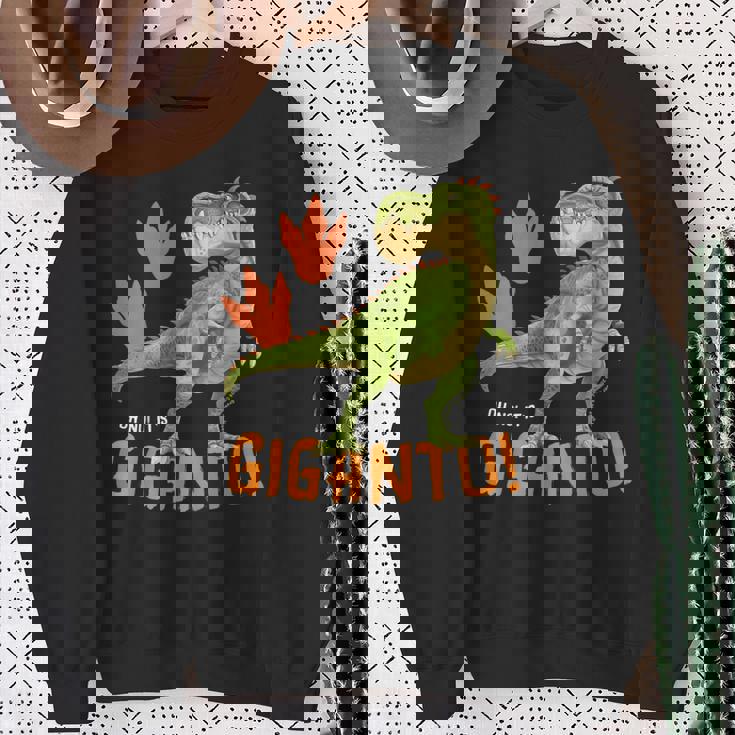 ギガントサウルス、最大の恐竜-カラフルで楽しいデザイン スウェットシャツ 年配の女性への贈り物