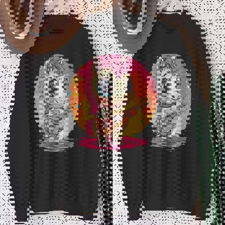 ギターを持った愛らしいポニー スウェットシャツ 年配の女性への贈り物