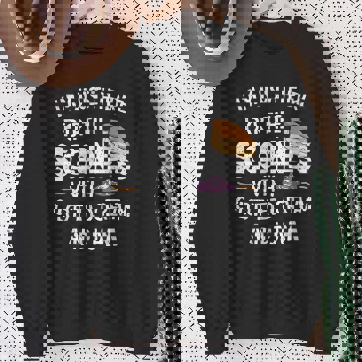 クロテッドクリームとジャムの入ったスコーンを食べに来ただけだよ スウェットシャツ 年配の女性への贈り物