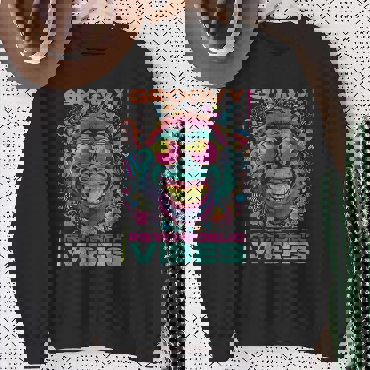 クールなエイプ。グルーヴィーなサイケデリックな雰囲気。 スウェットシャツ 年配の女性への贈り物