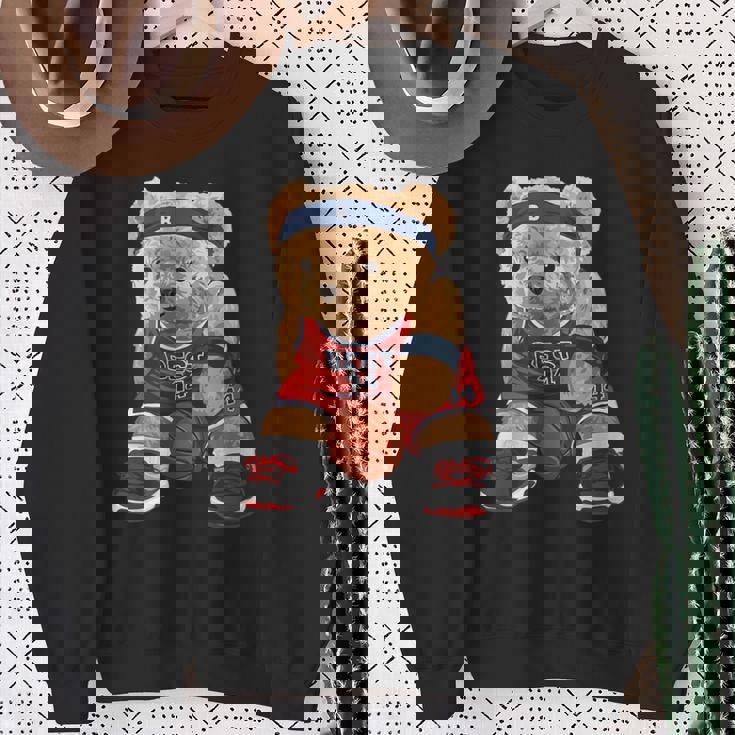 クールなテディベアがバスケットボールのイラストグラフィックデザインを演じます。 スウェットシャツ 年配の女性への贈り物