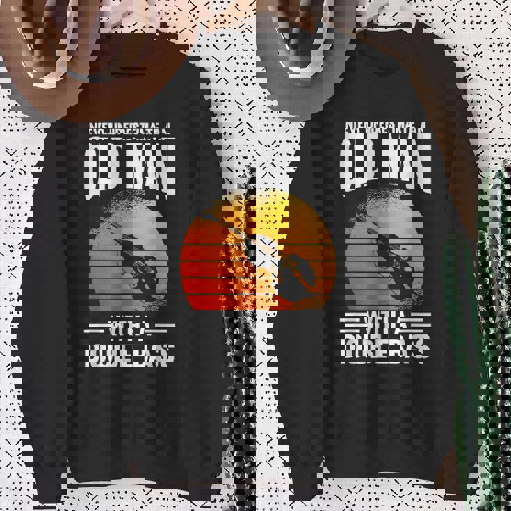 コントラバスの老人を過小評価しないでください スウェットシャツ 年配の女性への贈り物