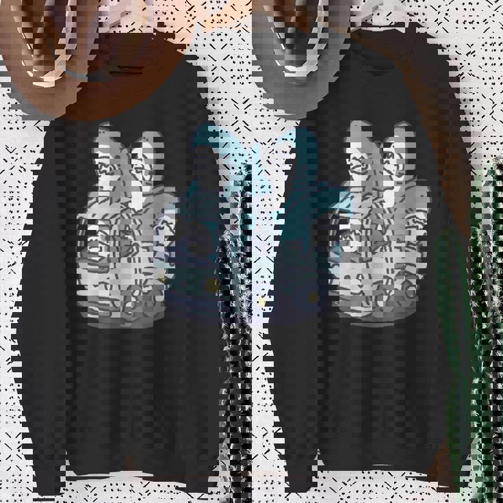 サメがたくさんトラックに 長袖tシャツ スウェットシャツ 年配の女性への贈り物