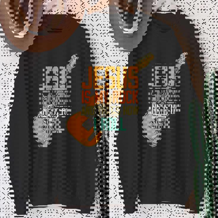 ジーザス・イズ・マイ・ロック・アンド・ザット・イズ・ハウ・アイ・ロール クリスチャン スウェットシャツ 年配の女性への贈り物