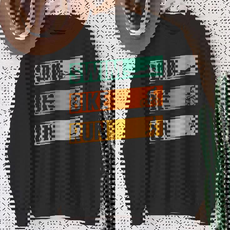 スイム・バイク・ラン トライアスロン選手 アスリート スポーツ トライアスロン スウェットシャツ 年配の女性への贈り物