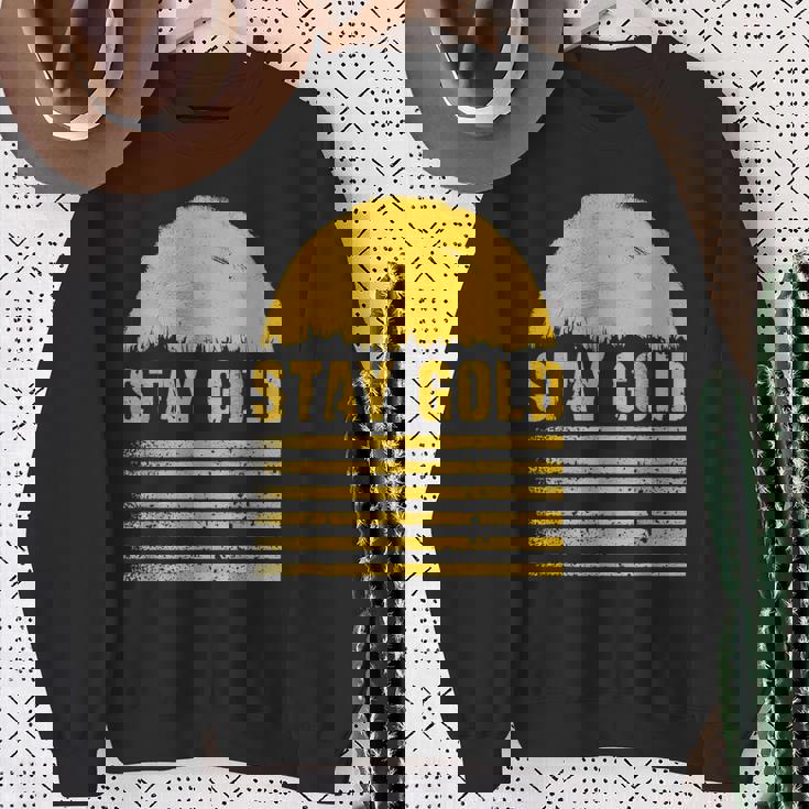 ステイゴールド 太陽 レトロ風 ストライプ 力強さ スウェットシャツ 年配の女性への贈り物