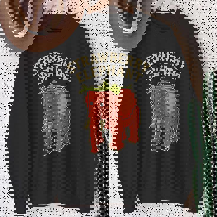 ストロベリーエレファント 面白いイタリアンブレインロットゲームミーム スウェットシャツ 年配の女性への贈り物