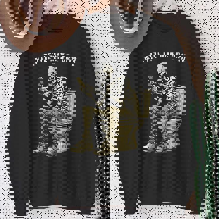 スマートフォン付きトイレのスケルトン ゴシックユーモア スウェットシャツ 年配の女性への贈り物