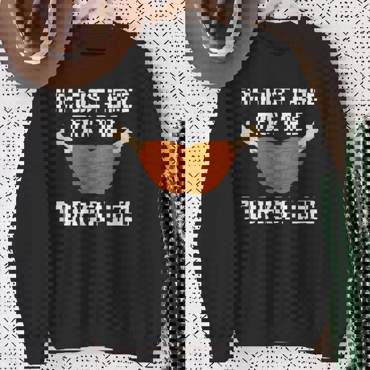 ターキー・レッグ・ファニー・サンクスギビング・ターキーのためにここに来たんだ 長袖tシャツ スウェットシャツ 年配の女性への贈り物