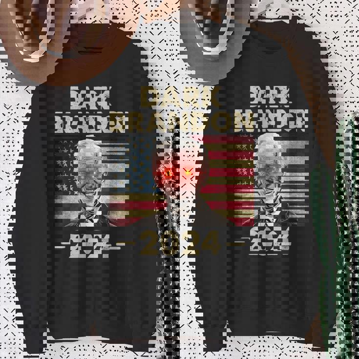 ダークブランドン・バイデン 2024 レトロフラッグ Usa ファニー ジョー・バイデン スウェットシャツ 年配の女性への贈り物