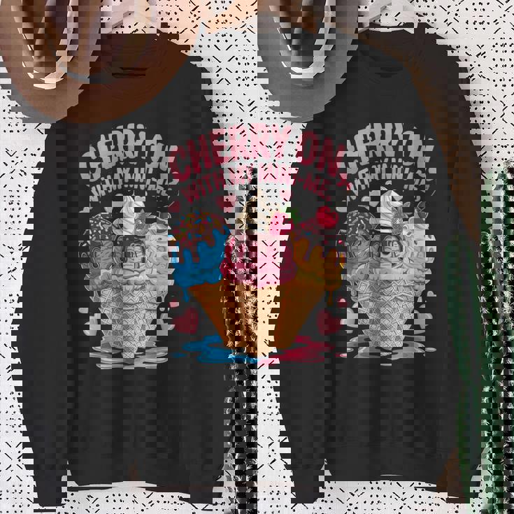 チェリー・オン・ウィズ・マイ・ミニ・ミー・アイスクリーム・ラブ スウェットシャツ 年配の女性への贈り物