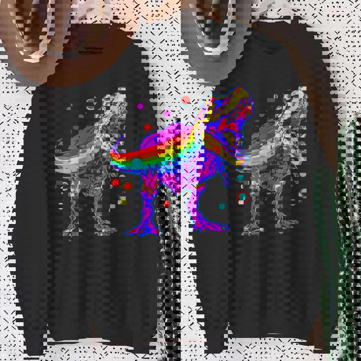 ティラノサウルス レックス 虹色 恐竜 恋人 デザイン スウェットシャツ 年配の女性への贈り物