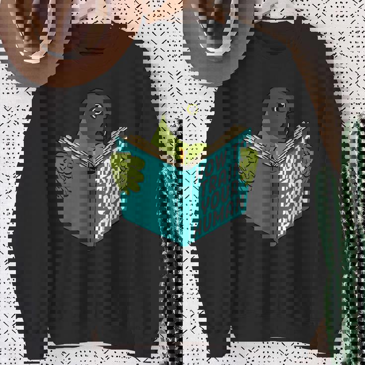 トレイン・ユア・ヒューマン I ブック・パロット I セネガルオウム スウェットシャツ 年配の女性への贈り物