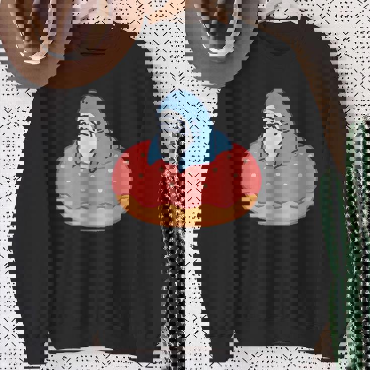 ドーナツに喰われるサメ さめ かわいい ゆるい イラスト シュール おもしろ 鮫 シャーク スウェットシャツ 年配の女性への贈り物