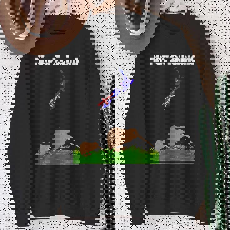 ニュージーランドのお土産キウイバードウォッチングニュージーランド地図 長袖tシャツ スウェットシャツ 年配の女性への贈り物