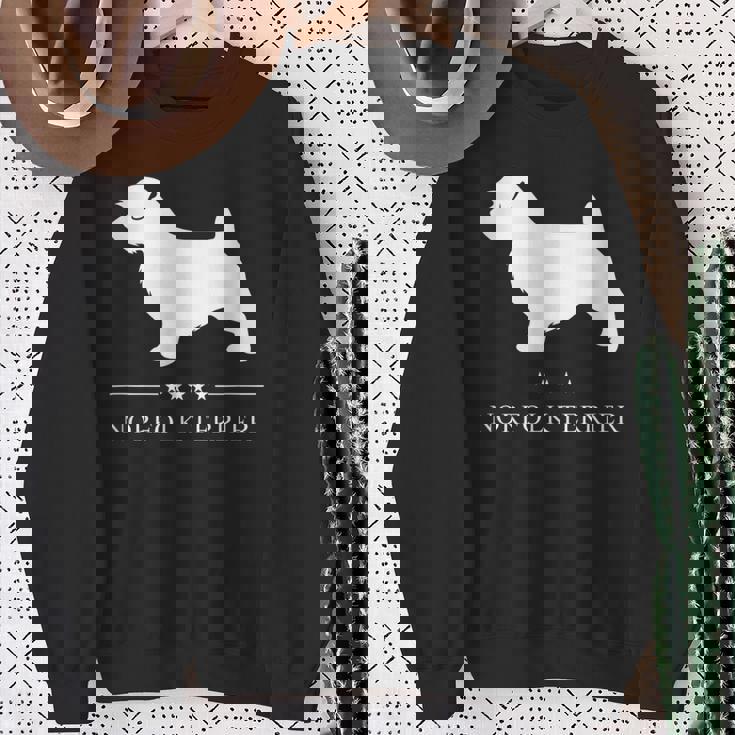 ノーフォークテリア犬の白いシルエット スウェットシャツ 年配の女性への贈り物