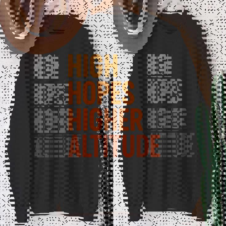 ハイ・ホープス 高地、楽しいインスピレーションロケット打ち上げ スウェットシャツ 年配の女性への贈り物