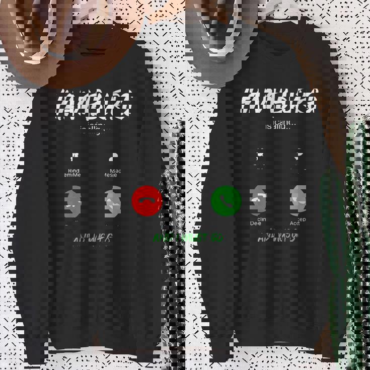 ハンブルクが呼んでいて、私はドイツ旅行に行かなければならない 長袖tシャツ スウェットシャツ 年配の女性への贈り物