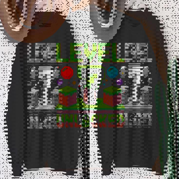 バースデーボーイシャツ レベル7 ロック解除 7歳の誕生日 男の子 スウェットシャツ 年配の女性への贈り物