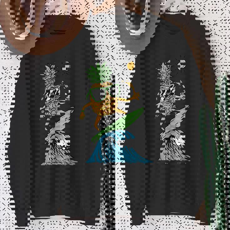 パイナップルはサーフィンのイラスト スウェットシャツ 年配の女性への贈り物