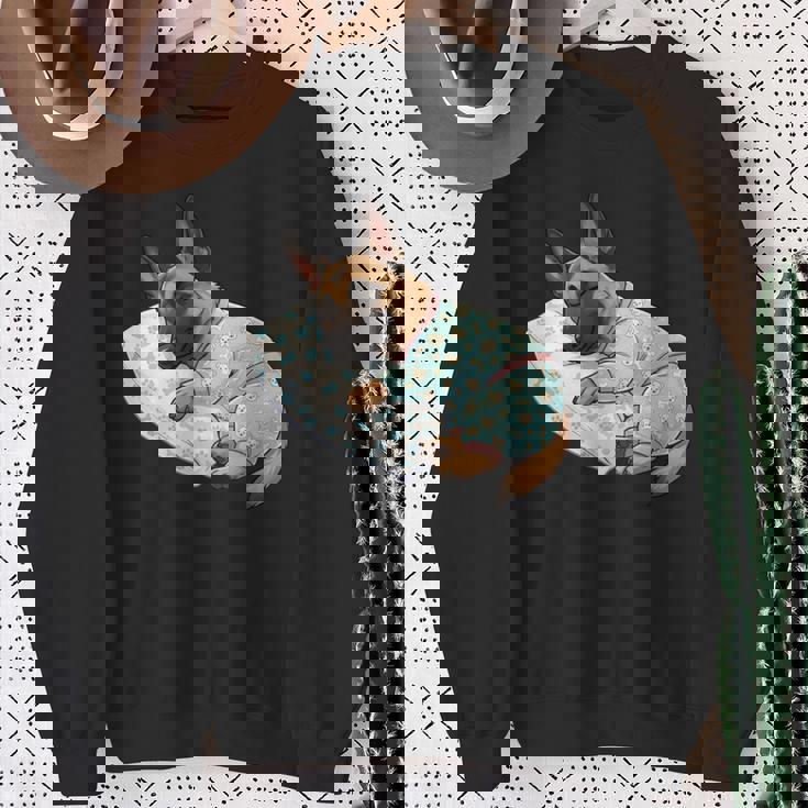 パジャマで寝ているかわいいベルギーのマリノア犬就寝アート 長袖tシャツ スウェットシャツ 年配の女性への贈り物