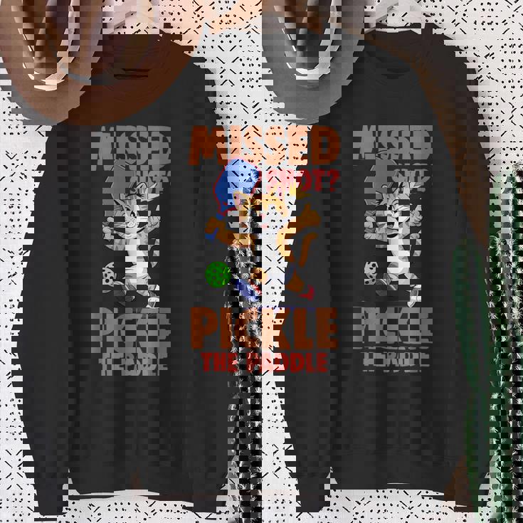 ピックルボール 猫 ミスショット ピクルス ザ・パドルプレイヤー スウェットシャツ 年配の女性への贈り物