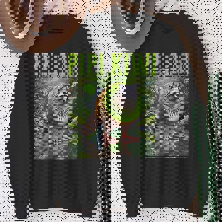 ピピ キウイ アライグマ Ai モンスター イタリアン ブレイン ロット ボーイ ミーム ジョーク スウェットシャツ 年配の女性への贈り物