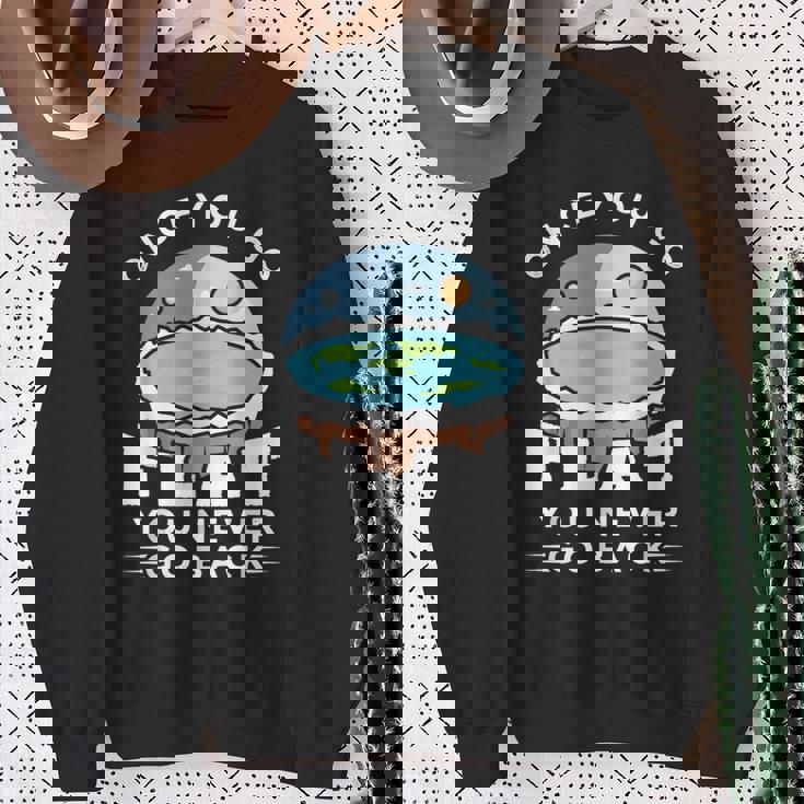 フラットアースデザインのアイデア 一度行けばフラット陰謀論 スウェットシャツ 年配の女性への贈り物