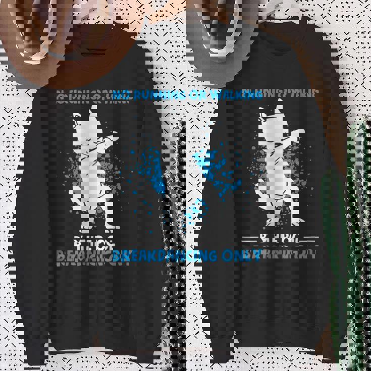 ブレイクダンス走ったり歩いたりしない面白いダンス動物 スウェットシャツ 年配の女性への贈り物