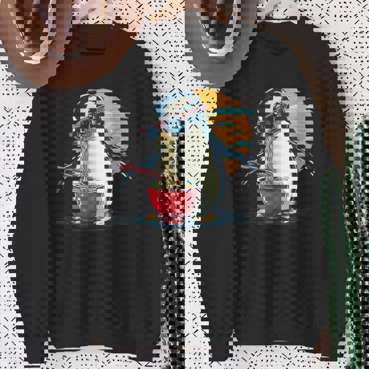 ペンギン食べる ラーメン サングラス アートワーク 和麺 スウェットシャツ 年配の女性への贈り物