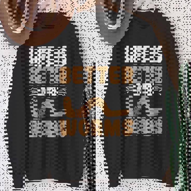 ミミズがいると人生はより良くなる ミミズの養殖 ミミズ ファーマー スウェットシャツ 年配の女性への贈り物