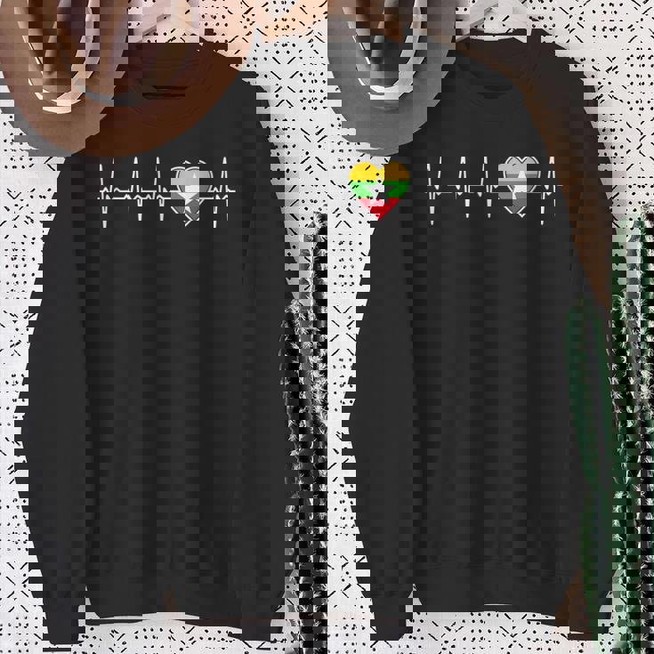 ミャンマー ハートビート ビルマ国旗とハート ラブ 家族 ビルマ スウェットシャツ 年配の女性への贈り物