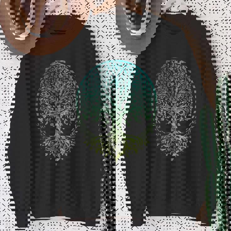 ユグドラシルの生命の木 バイキングの北欧のルーン文字の着用 スウェットシャツ 年配の女性への贈り物