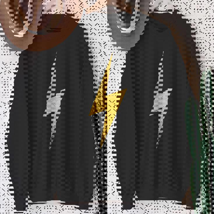 ライトニングボルトグランジを使用したミニマリストデザイン。 スウェットシャツ 年配の女性への贈り物