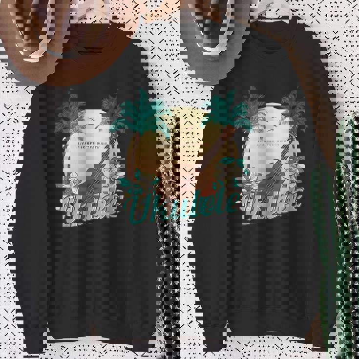 ライフ・イズ・ベター ウクレレで ミュージシャン ハワイ アコースティック ウクレレ スウェットシャツ 年配の女性への贈り物