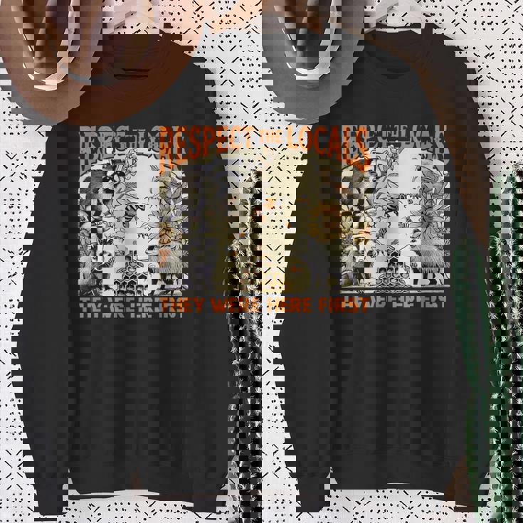 リスペクト Locals オポッサム スカンク アライグマ ハチミツ スウェットシャツ 年配の女性への贈り物