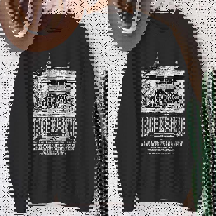 リンカーンニューメキシコ旧裁判所ビリー・ザ・キッド・エスケープス スウェットシャツ 年配の女性への贈り物