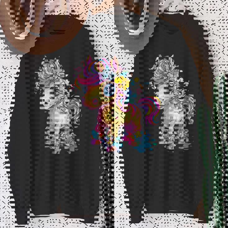 レインボーフラワーマジックのかわいいポニー。 スウェットシャツ 年配の女性への贈り物