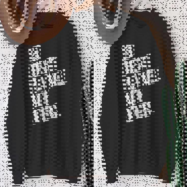 レオは他の人とうまく遊ばない 面白い皮肉 長袖tシャツ スウェットシャツ 年配の女性への贈り物