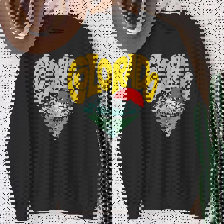 レトロ コロラド州 アウトドア 自然 恋人 ハート 山脈 グラフィック スウェットシャツ 年配の女性への贈り物