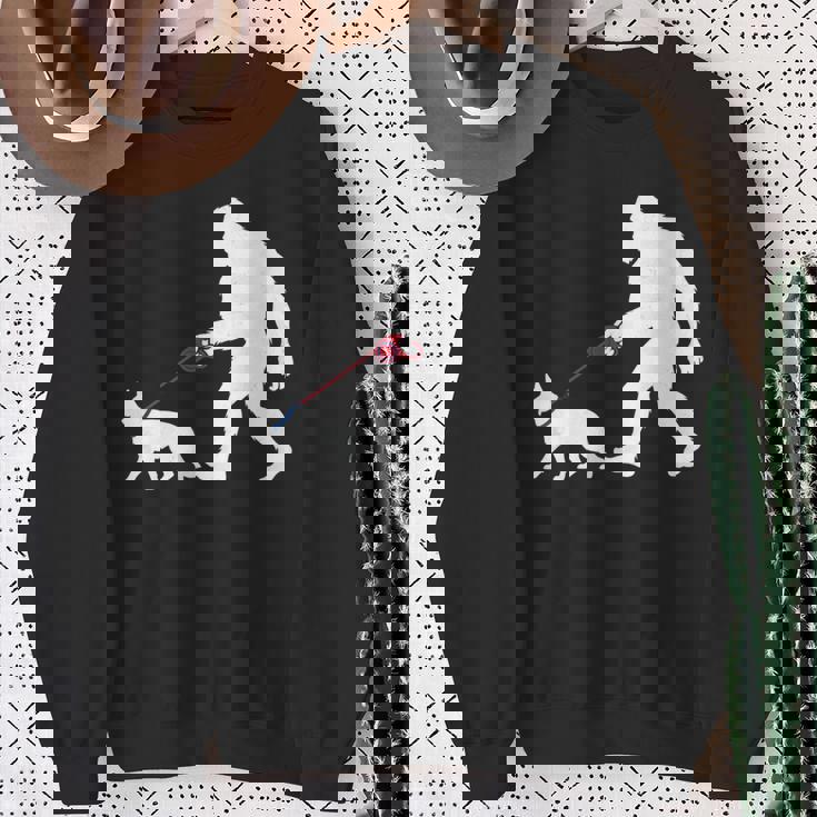 レトロ ビッグフット ウォーキング ジャーマンシェパード 犬 おもしろい サスカッチ 長袖tシャツ スウェットシャツ 年配の女性への贈り物