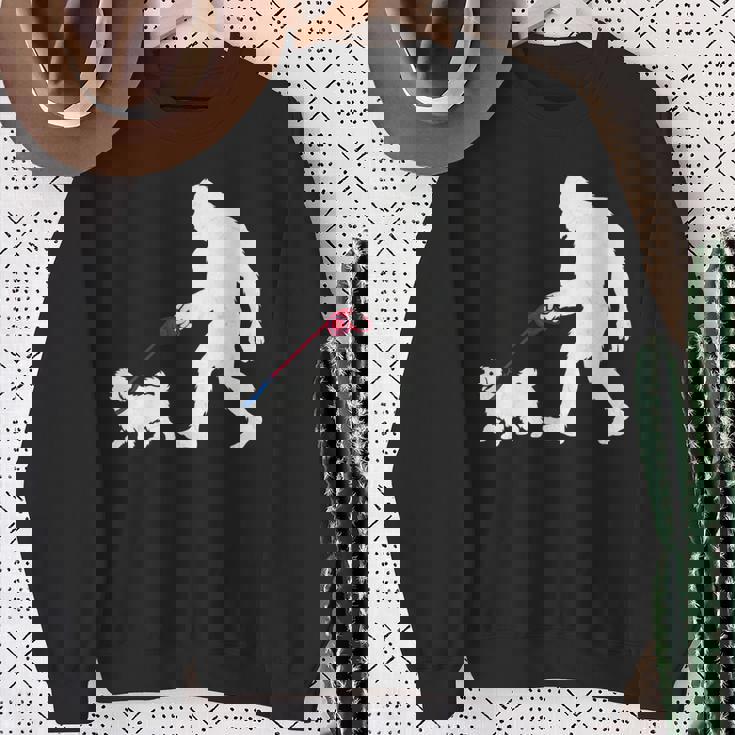 レトロ ビッグフット ウォーキング マルチーズ 犬 面白い サスカッチ 長袖tシャツ スウェットシャツ 年配の女性への贈り物