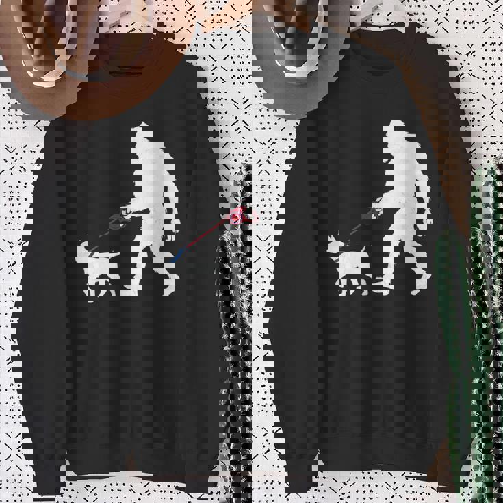 レトロ ビッグフットウォーキング 杖 コルソ 犬 面白い サスカッチ 長袖tシャツ スウェットシャツ 年配の女性への贈り物