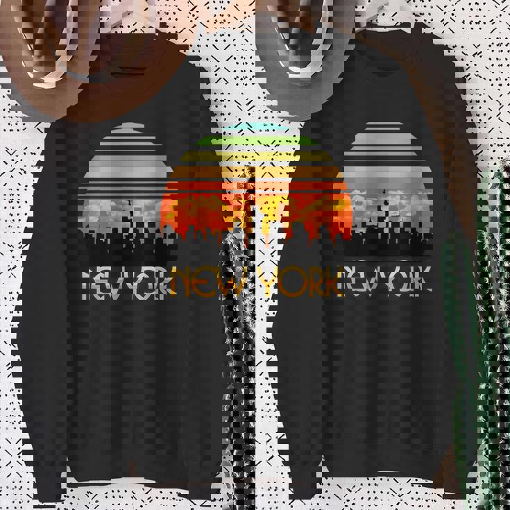 ヴィンテージ レトロ サンセット ダウンタウン ニューヨーク スカイライン スウェットシャツ 年配の女性への贈り物