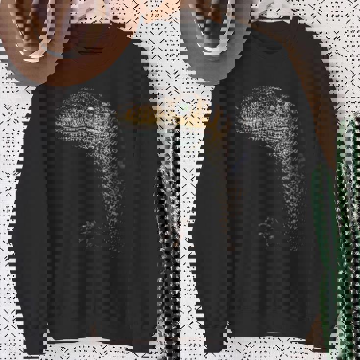 ヴェロキラプトル恐竜狩りリアルなグラフィックデザイン 長袖tシャツ スウェットシャツ 年配の女性への贈り物