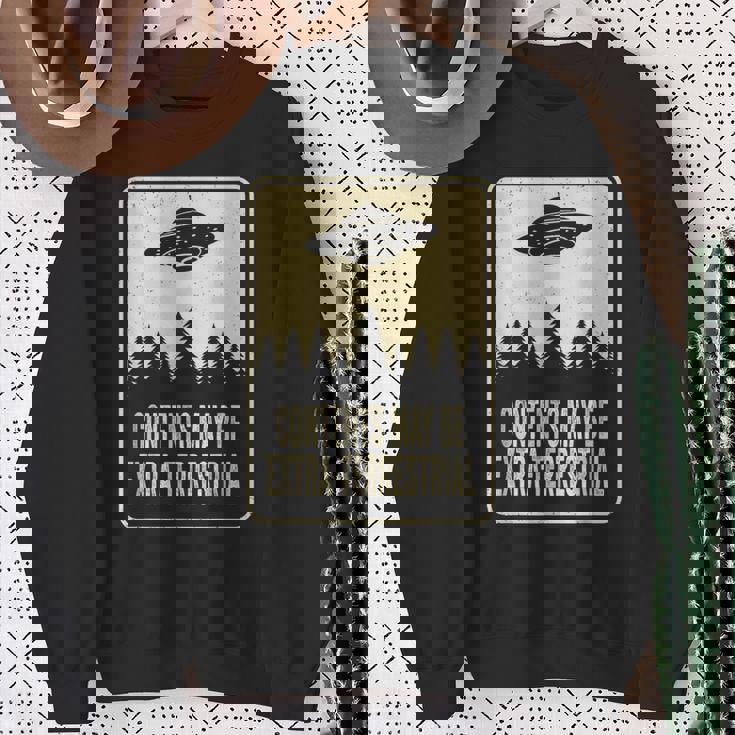 中身は地球外ufo 月曜日 宇宙人宇宙 スウェットシャツ 年配の女性への贈り物