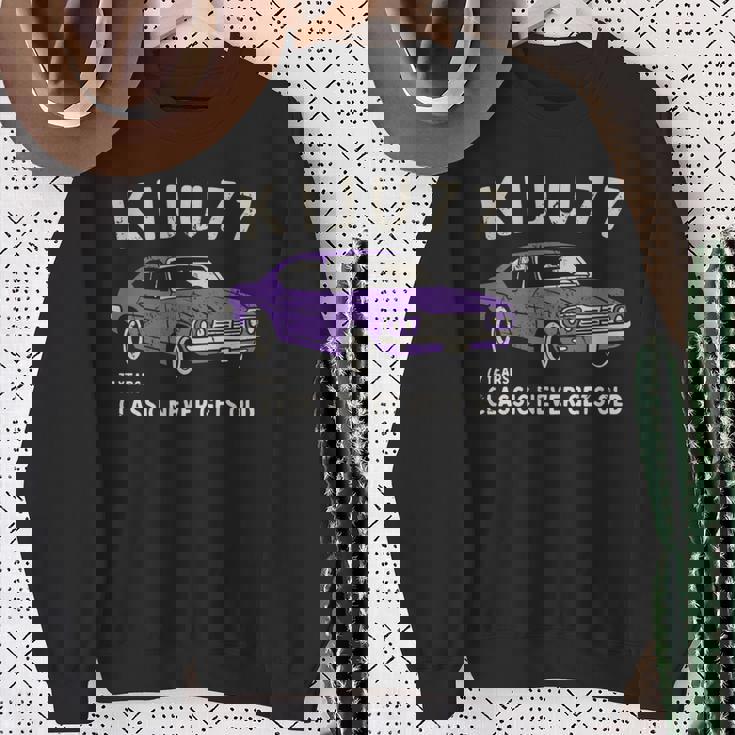 喜寿祝い 車好き お父さん 男性 クラシックカー 77歳 Classic Never Gets Old 長袖tシャツ スウェットシャツ 年配の女性への贈り物