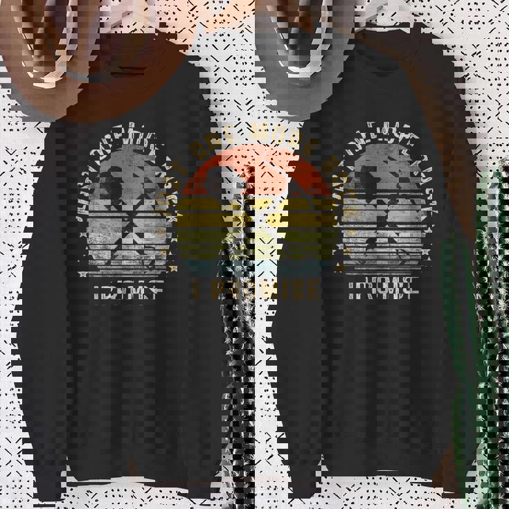 地質学ギフトジャストワンモアロックお約束おもしろ地質学者 スウェットシャツ 年配の女性への贈り物