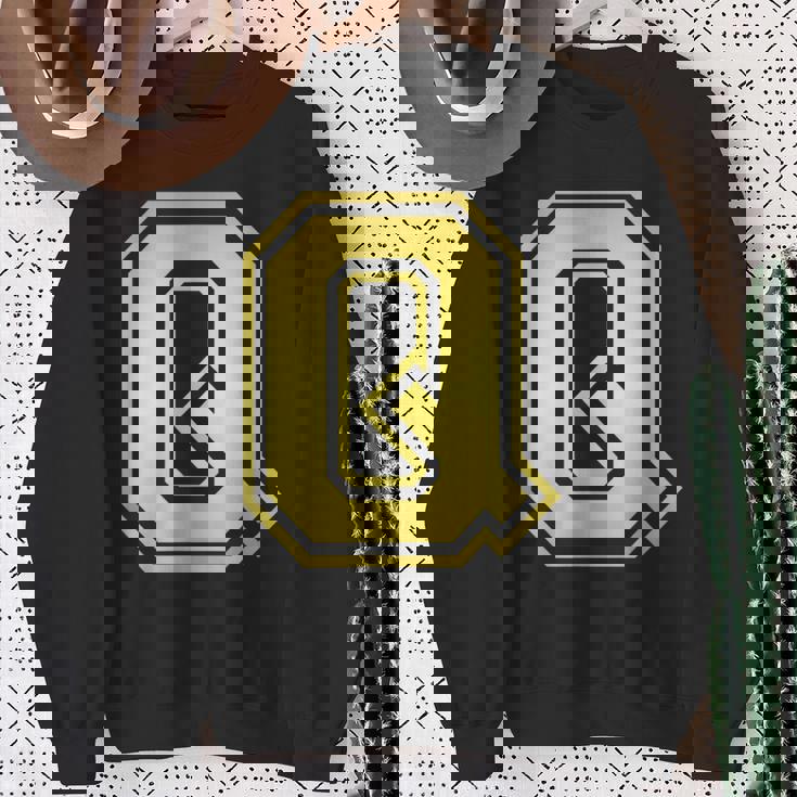 大文字 Q プリントされた明るいスタイルのデザイン。 スウェットシャツ 年配の女性への贈り物